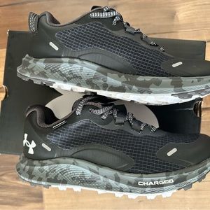 New never worn Under Armour size 8 sneakers